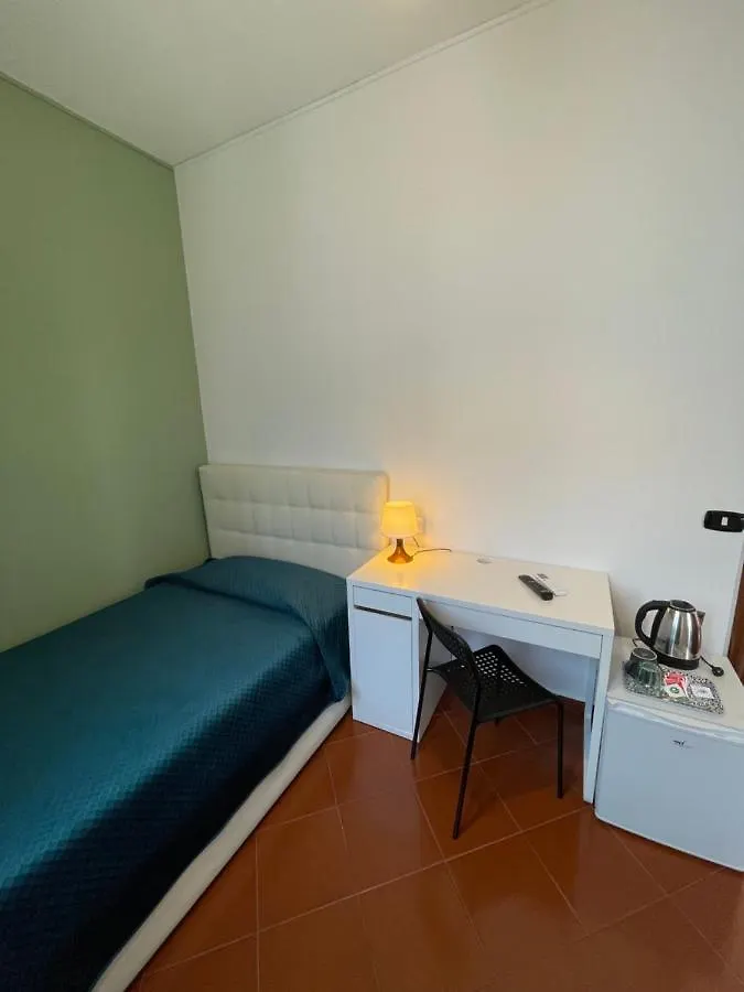 Dante Rooms Неаполь 0*,  Италия