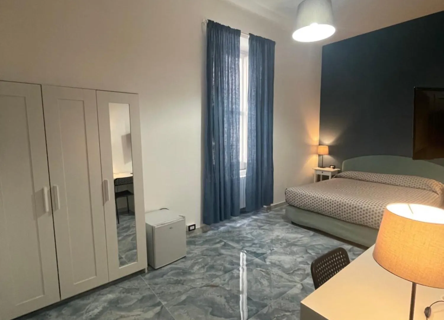 Dante Rooms Неаполь 0*,  Италия